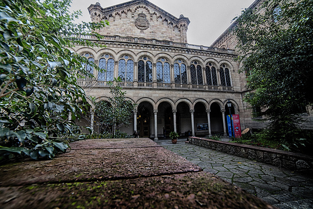 Universidad de Barcelona.  Credit: https://www.flickr.com/photos/el_salmon/8222677620/